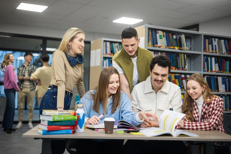Edukacja dorosłych z animacją społeczno - kulturalną | Studia II stopnia w Gdańsku | Uniwersytet WSB Merito w Gdańsku: Studenci w bibliotece podczas wspólnej przerwy