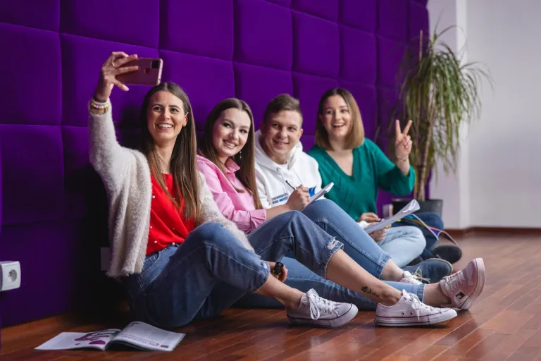 Pedagogika resocjalizacyjna z socjoterapią | Studia II stopnia w Gdańsku | Uniwersytet WSB Merito w Gdańsku: Grupa studentów robi sobie selfie na przerwie