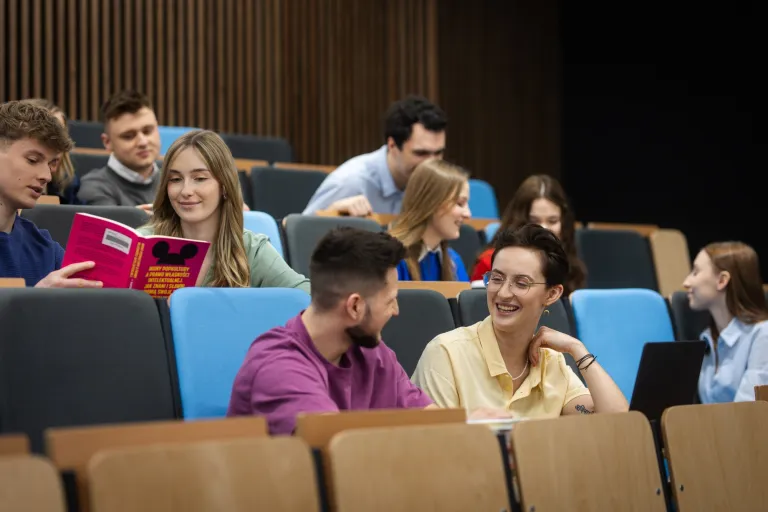 Psychologia sportu | Studia jednolite magisterskie w Gdańsku | Uniwersytet WSB Merito w Gdańsku: rozmowa-studenci-aula