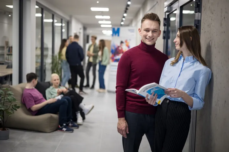 Psychologia kliniczna z psychoterapią | Studia jednolite magisterskie w Gdańsku | Uniwersytet WSB Merito w Gdańsku: Studenci na korytarzu na uczelni