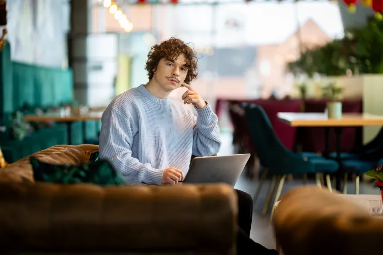 Prawo w biznesie | Studia I stopnia w Gdańsku | Uniwersytet WSB Merito w Gdańsku: student laptop