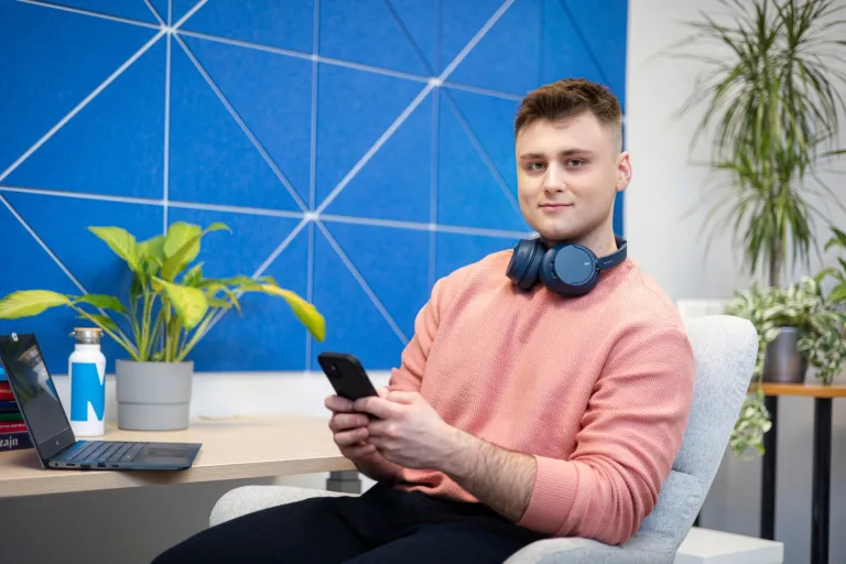 Zarządzanie nieruchomościami i pośrednictwo | Studia I stopnia w Gdańsku | Uniwersytet WSB Merito w Gdańsku: student-telefon-fotel