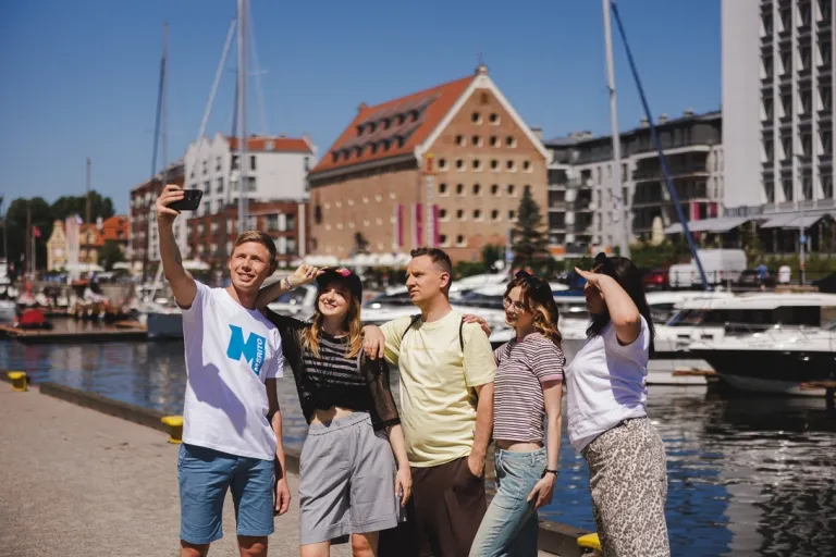 Turystyka i rekreacja | Studia I stopnia w Gdańsku | Uniwersytet WSB Merito w Gdańsku: Studenci robią sobie selfie na marinie w Gdańsku