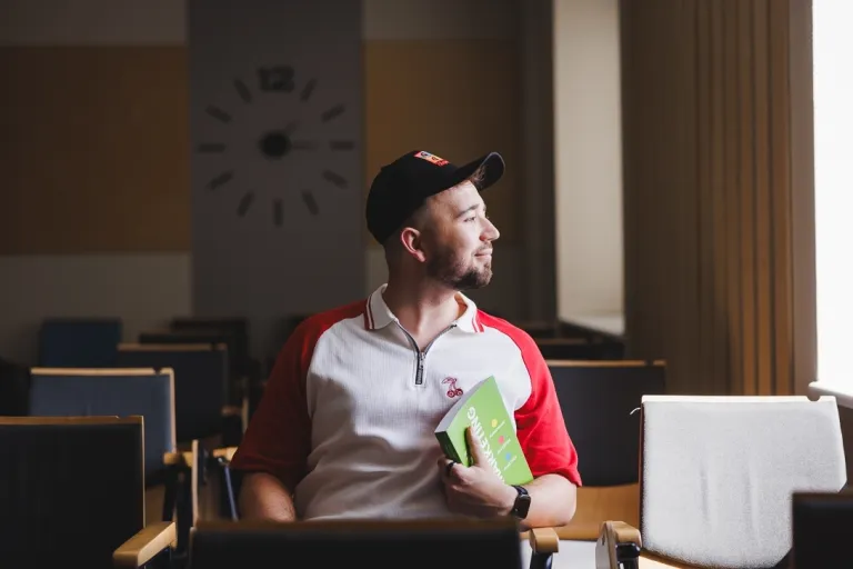 International business management | Studia II stopnia w Gdańsku | Uniwersytet WSB Merito w Gdańsku: Student na uczelni patrzy w okno
