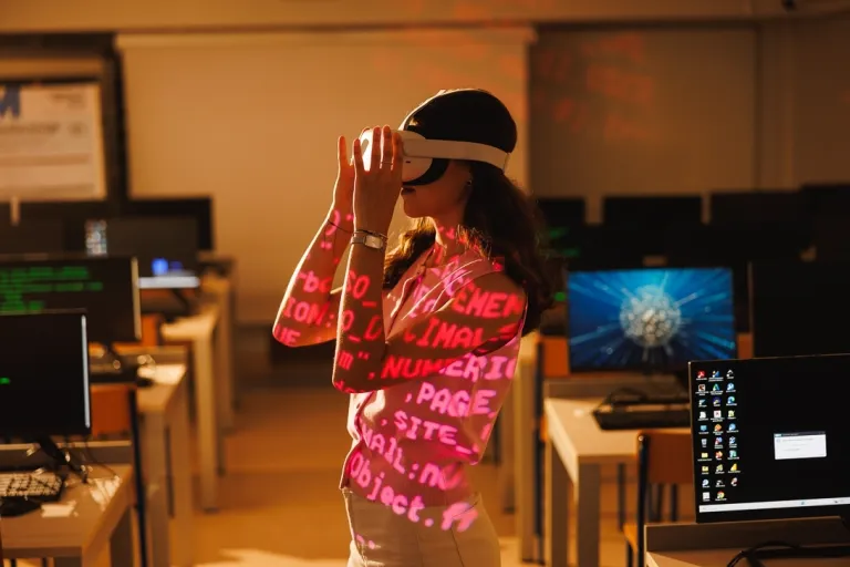 Projektowanie i inżynieria produktu | Studia I stopnia w Gdańsku | Uniwersytet WSB Merito w Gdańsku: Dziewczyna w googlach VR