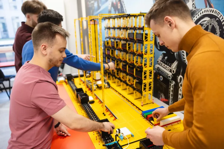 Logistyka - studia inżynierskie | Studia I stopnia w Gdańsku | Uniwersytet WSB Merito w Gdańsku: Studenci przy makiecie 