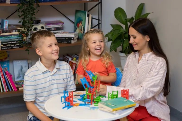 Pedagogika | Studia II stopnia w Gdańsku | Uniwersytet WSB Merito w Gdańsku: Dzieci przy zabawie z Panią