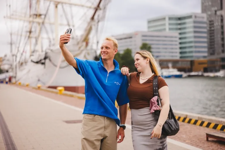 Psychologia społeczna w praktyce | Studia jednolite magisterskie w Gdańsku | Uniwersytet WSB Merito w Gdańsku: Selfie pary studentów przy Sea Tower w Gdyni