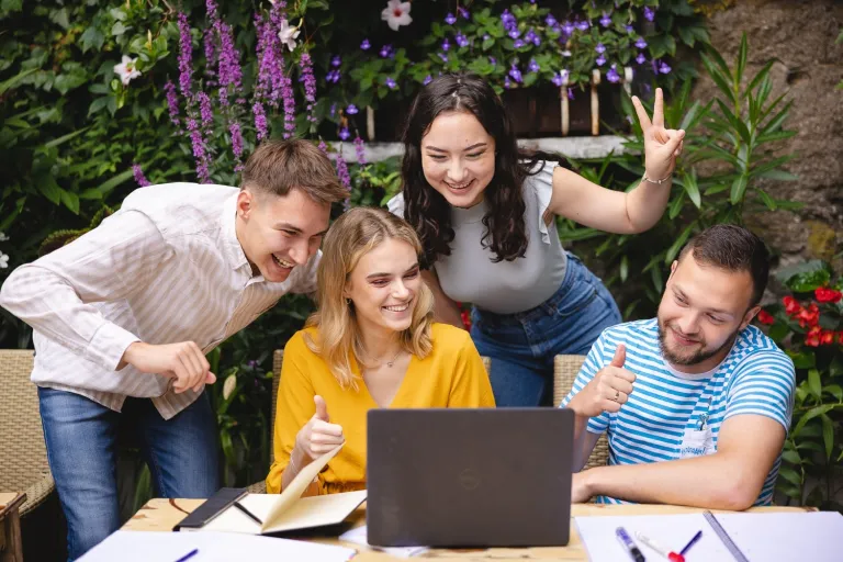 Smart Marketing | Studia II stopnia w Gdańsku | Uniwersytet WSB Merito w Gdańsku: Studenci w ogrodzie podczas połączenia online 