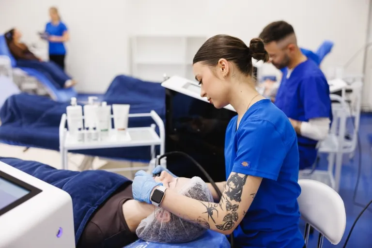 Kosmetologia anti-aging | Studia II stopnia w Gdańsku | Uniwersytet WSB Merito w Gdańsku: Studentka wykonuje zabieg na pacjentce 