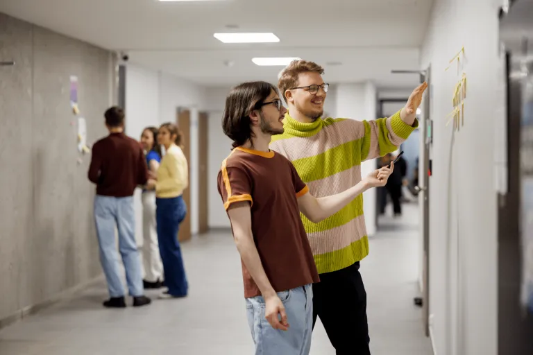 Stosunki międzynarodowe | Studia I stopnia w Gdańsku | Uniwersytet WSB Merito w Gdańsku: Studenci w korytarzu podczas warsztatów 