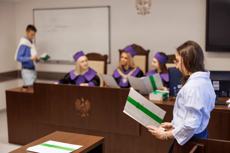 Prawo | Studia jednolite magisterskie w Gdańsku | Uniwersytet WSB Merito w Gdańsku: Zdjęcie z sali sądowej, gdzie odbywa się symulacja sprawy