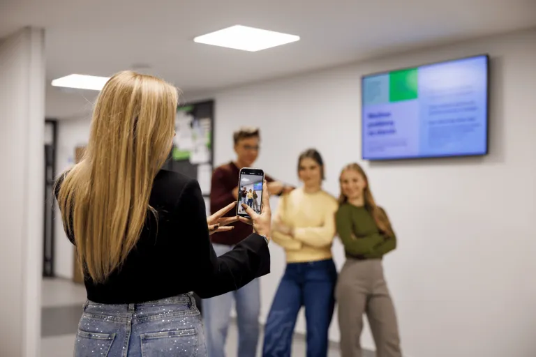 Fotografia i animacja cyfrowa | Studia I stopnia w Gdańsku | Uniwersytet WSB Merito w Gdańsku: Studenci podczas robienia zdjęć telefonem