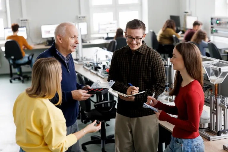 Transformacja Cyfrowa w Administracji i Biznesie | Studia II stopnia w Gdańsku | Uniwersytet WSB Merito w Gdańsku: Studenci podczas rozmów z wykładowcą