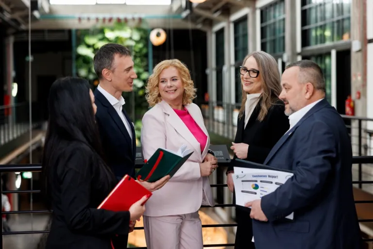 Wyniki wyszukiwania | Uniwersytet WSB Merito w Gdańsku: Słuchacze studiów podyplomowych stoją w grupie w biznesowych strojach