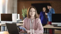 Data Scientist. Analityk danych | Studia podyplomowe w Gdyni | Uniwersytet WSB Merito Gdynia: Kobieta przy biurku z laptopem