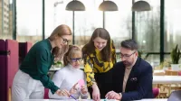 Marketing kultury | Studia podyplomowe w Gdyni | Uniwersytet WSB Merito Gdynia: grupa-osob-przy-stole-pracujaca-nad-projektem