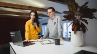 Projektowanie gier komputerowych | Studia I stopnia w Gdyni | Uniwersytet WSB Merito Gdynia: Student i studentka omawiają wspólny projekt przy laptopie