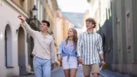 Turystyka i rekreacja | Studia I stopnia w Gdyni | Uniwersytet WSB Merito Gdynia: Trójka studentów na spacerze po mieście