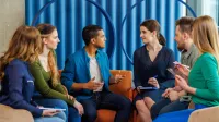 Psychologia | Studia jednolite magisterskie w Gdyni | Uniwersytet WSB Merito Gdynia: studenci z wykładowcą dyskutują na zajęciach