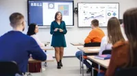 Zarządzanie | Studia I stopnia w Gdyni | Uniwersytet WSB Merito Gdynia: Studenci uczą się w sali wykładowej