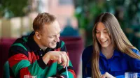Komunikacja wizerunkowa w biznesie | Studia I stopnia w Gdyni | Uniwersytet WSB Merito Gdynia: Dwoje studentów wspólnie się uczy
