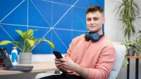 Efektywność energetyczna, odnawialne źródła energii i inne narzędzia prowadzące do transformacji energetycznej | Studia podyplomowe w Gdyni | Uniwersytet WSB Merito Gdynia: student-telefon-fotel