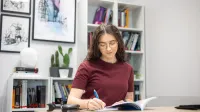 Digital marketing | Uniwersytet WSB Merito Gdynia: studentka-ksiazka-biblioteka