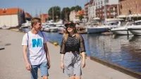 Bezpieczeństwo morskie i ochrona portów | Studia I stopnia w Gdyni | Uniwersytet WSB Merito Gdynia: Studenci przy marinie w Gdańsku