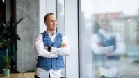 Zintegrowany system informatyczny – SAP ERP | Studia podyplomowe w Gdyni | Uniwersytet WSB Merito Gdynia: Zdjęcie biznesowe chłopaka w białej koszuli i błękitnej marynarce