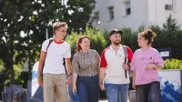 Cyberbezpieczeństwo i ochrona danych w Administracji | Studia I stopnia w Gdyni | Uniwersytet WSB Merito Gdynia: Studenci przed kampusem