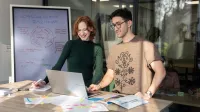 Bezpieczeństwo finansowe i celno-skarbowe państwa | Studia I stopnia w Gdyni | Uniwersytet WSB Merito Gdynia: Studenci przy laptopie na warsztatach w bibliotece