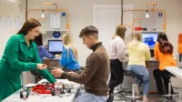Logistyka - studia inżynierskie | Studia I stopnia w Gdyni | Uniwersytet WSB Merito Gdynia: Studenci podczas warsztatów w laboratorium 