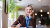Psychodietetyka dziecięca | Studia podyplomowe w Gdyni | Uniwersytet WSB Merito Gdynia: Portret kobiety przy notatkach