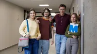 Zarządzanie zasobami ludzkimi | Studia I stopnia w Gdyni | Uniwersytet WSB Merito Gdynia: Studenci na korytarzu 
