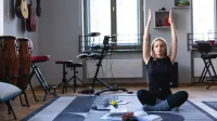 Wellbeing i nowoczesne środowisko pracy. Specjalista ds. dobrostanu | Studia podyplomowe w Gdyni | Uniwersytet WSB Merito Gdynia: Kobieta ćwicząca jogę