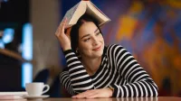 Prompting i optymalizacja systemów AI | Studia I stopnia w Gdyni | Uniwersytet WSB Merito Gdynia: Studentka z otwartą książką na głowie