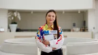Akademia trenera sportowego | Uniwersytet WSB Merito Gdynia: Portret kobiety w kolorowej koszuli w jasnej przestrzeni 