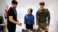 Bezpieczeństwo militarne | Studia I stopnia w Gdyni | Uniwersytet WSB Merito Gdynia: Studenci podczas warsztatów z bezpieczeństwa wewnętrznego
