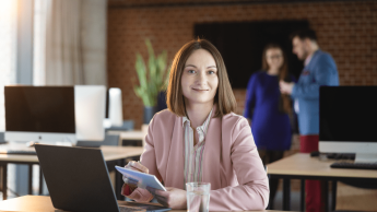 Copywriting sprzedażowy z AI | Studia podyplomowe w Gdyni | Uniwersytet WSB Merito Gdynia: Kobieta przy biurku z laptopem