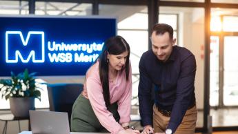 Marketing kultury | Studia podyplomowe w Gdyni | Uniwersytet WSB Merito Gdynia: dwie osoby stojące przy stole pracujące nad projektem
