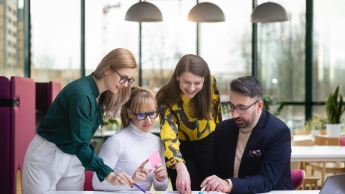 Marketing kultury | Studia podyplomowe w Gdyni | Uniwersytet WSB Merito Gdynia: grupa-osob-przy-stole-pracujaca-nad-projektem