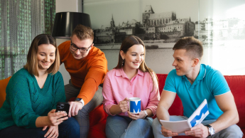 Filologia angielska z językiem norweskim | Studia I stopnia w Gdyni | Uniwersytet WSB Merito Gdynia: studenci w czasie rozmowy