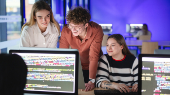 Informatyka | Studia I stopnia w Gdyni | Uniwersytet WSB Merito Gdynia: studenci przy komputerach