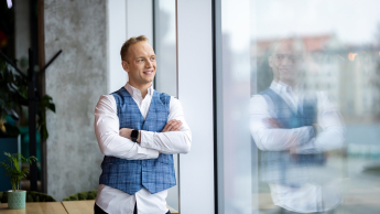 Zintegrowany system informatyczny – SAP ERP | Studia podyplomowe w Gdyni | Uniwersytet WSB Merito Gdynia: Zdjęcie biznesowe chłopaka w białej koszuli i błękitnej marynarce