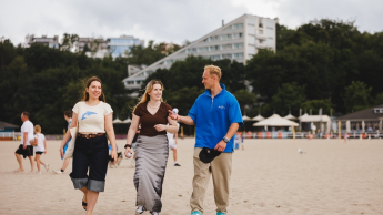Kultura i literatura australijska i nowozelandzka | Studia I stopnia w Gdyni | Uniwersytet WSB Merito Gdynia: Studenci na plaży w Gdyni