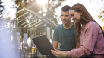 Data Scientist | Studia podyplomowe w Gdyni | Uniwersytet WSB Merito Gdynia: Studenci w plenerze z laptopem