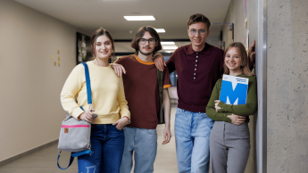 Zarządzanie zasobami ludzkimi | Studia I stopnia w Gdyni | Uniwersytet WSB Merito Gdynia: Studenci na korytarzu 