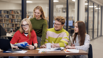 Informatyka - studia inżynierskie | Studia I stopnia w Gdyni | Uniwersytet WSB Merito Gdynia: Studenci przy biurku pracują razem nad zagadnieniem