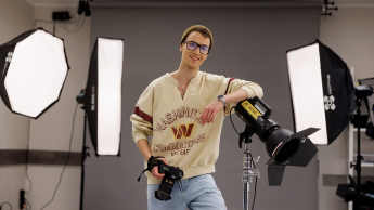 Marketing i social media | Studia I stopnia w Gdyni | Uniwersytet WSB Merito Gdynia: Student w studio fotograficznym